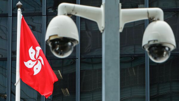 Bandeira de Hong Kong é hasteada ao lado de um par de câmeras de segurança do governo da China - Sputnik Brasil