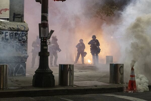 Policiais americanos atacam jornalistas russos durante cobertura de protestos nos EUA - Sputnik Brasil
