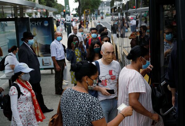 Estudo revela que apenas 25% dos portugueses fizeram distanciamento social nas últimas semanas Estudo revela que apenas 25% dos portugueses fizeram distanciamento social nas últimas semanas - Sputnik Brasil