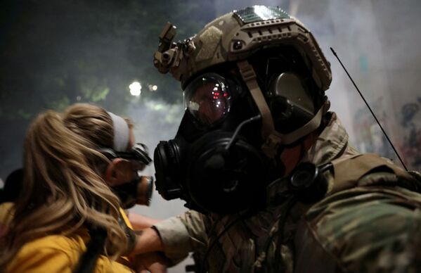Agente federal dos EUA empurra manifestante durante atos violentos contra a presença de agentes federais e o racismo em Portland - Sputnik Brasil