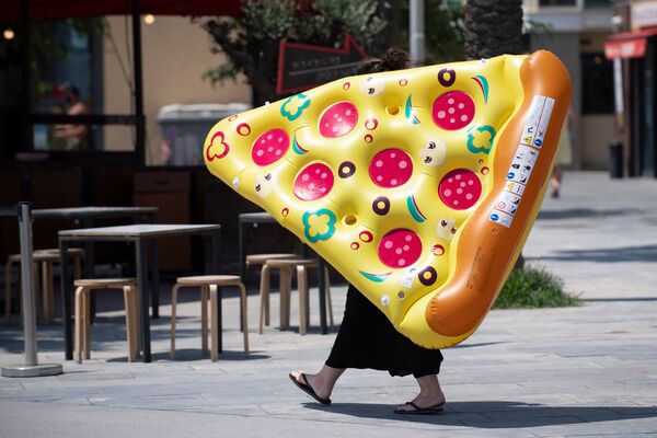 Mulher carrega pizza inflável pelas ruas de Barcelona, Espanha - Sputnik Brasil