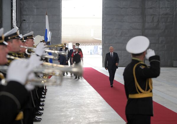 Presidente russo Vladimir Putin durante cerimônia de batimento de quilha de navios da Marinha russa em Kerch, Rússia - Sputnik Brasil