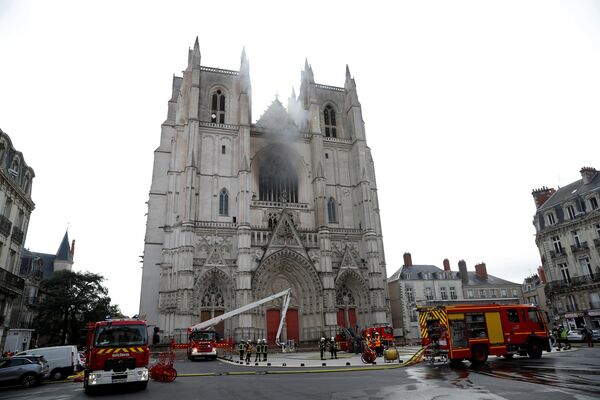 Bombeiros trabalham no local do incêndio que atingiu a Catedral de São Pedro e São Paulo na cidade francesa de Nantes - Sputnik Brasil
