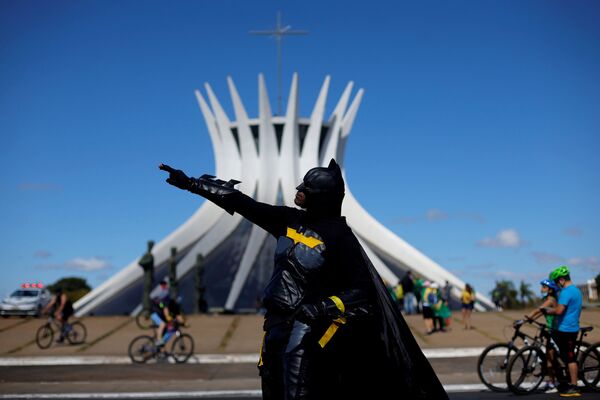 Manifestante vestido de Batman participa de ato em apoio ao presidente Jair Bolsonaro em Brasília - Sputnik Brasil
