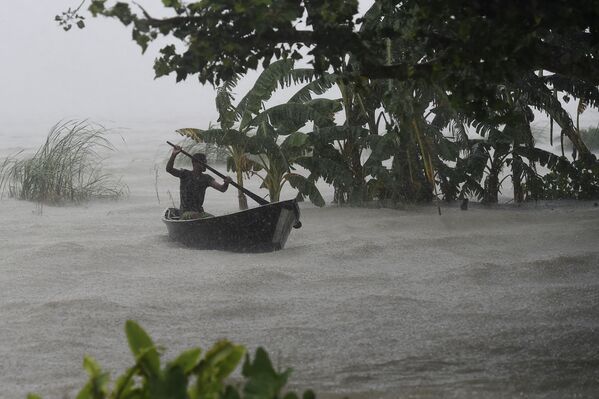 Homem rema durante forte chuva e inundação em Dohar, no Bangladesh - Sputnik Brasil