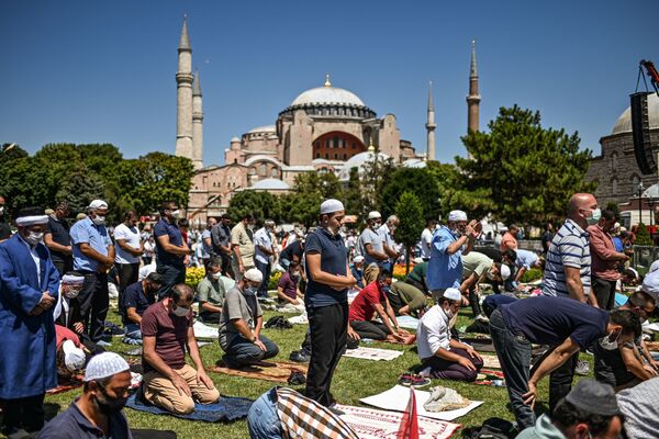 Muçulmanos rezam em frente à Basílica de Santa Sofia após templo ser reconvertido em mesquita pelo governo turco - Sputnik Brasil