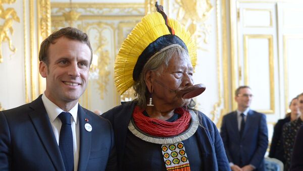 O presidente da França, Emmanuel Macron (à esquerda) e o líder indígena Kayapó, Raoni Metuktire, durante encontro no Palácio do Eliseu, em 16 de maio de 2019. - Sputnik Brasil