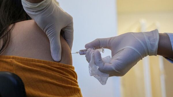 Voluntário recebendo vacina contra COVID-19 em São Paulo, Brasil - Sputnik Brasil