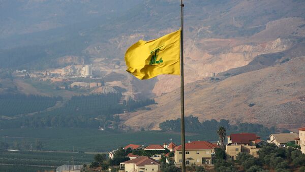 Bandeira do Hezbollah na vila libanesa de Khiam, no sul do país, perto da fronteira com Israel, 28 de julho de 2020 - Sputnik Brasil