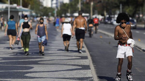 Pessoas são vistas na praia de Copacabana em meio à pandemia do coronavírus no Rio de Janeiro, Brasil, 28 de julho de 2020 - Sputnik Brasil