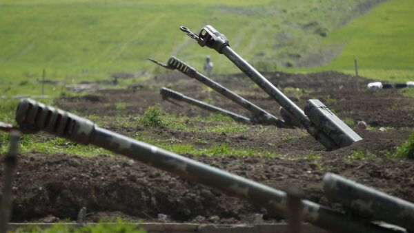 Artilharia armênia é vista próximo de Nagorno-Karabakh, 8 de abril de 2016 - Sputnik Brasil