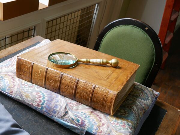 Bíblia passou por 'Photoshop' no século XVI para agradar rei inglês, segundo pesquisador - Sputnik Brasil