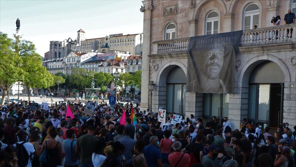 Manifestantes se reúnem em Lisboa em protesto pelo assassinato do ator guineense Bruno Candé - Sputnik Brasil