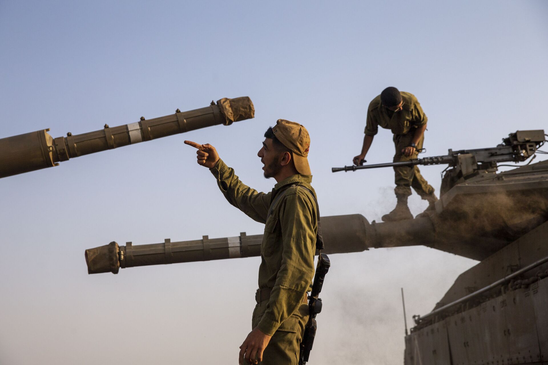 Soldados israelenses preparam seus tanques Merkava para ação nas Colinas de Golã, na fronteira entre Israel e Síria, enquanto região vive tensões após confrontos - Sputnik Brasil, 1920, 09.11.2021