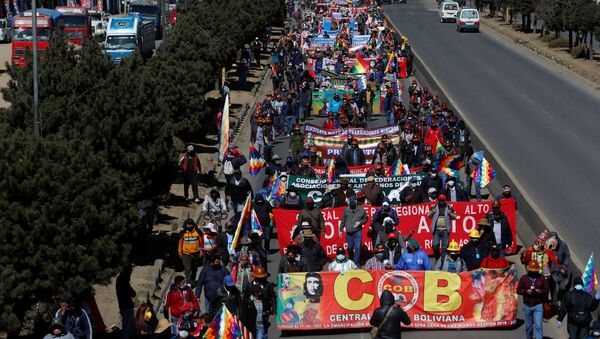 Em El Alto, na Bolívia, manifestantes do Centro dos Trabalhadores da Bolícia (COB, na sigla em espanhol), protestam, em 28 de julho de 2020, contra o adiamento das eleições no país e exigem a realização do pleito. - Sputnik Brasil