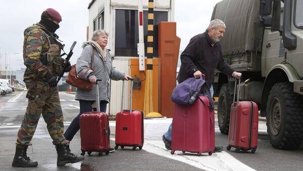 Soldado belga acompanha passageiros em aeroporto de Zaventem, nos arredores de Bruxelas (arquivo) - Sputnik Brasil