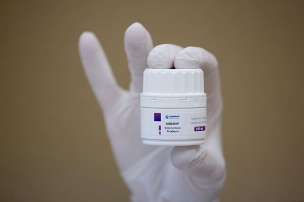 Bolívia planeja produzir 300 mil pílulas por dia de medicamento russo contra a COVID-19 - Sputnik Brasil