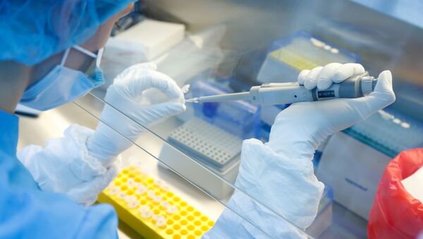 Cientista prepara amostras durante a pesquisa e o desenvolvimento de uma vacina contra o novo coronavírus em um laboratório da empresa de biotecnologia BIOCAD em São Petersburgo, Rússia, 11 de junho de 2020 - Sputnik Brasil