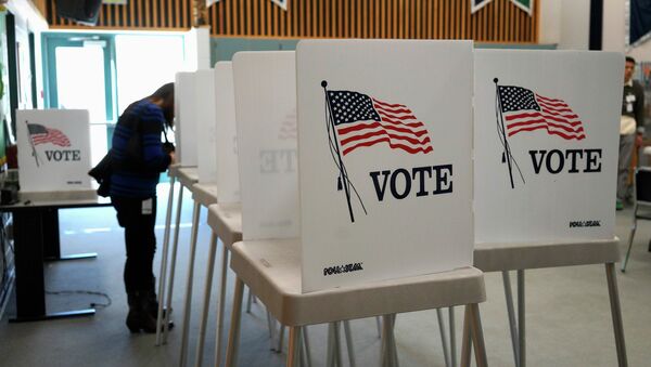 Em Westminster, no estado do Colorado, EUA, um eleitor deposita seu voto em uma urna durante as eleições legislativas norte-americanas, em 4 de novembro de 2014.  - Sputnik Brasil