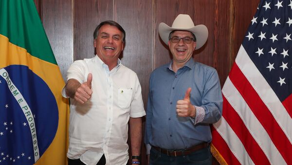 Presidente brasileiro Jair Bolsonaro ao lado do embaixador estadunidense Todd Chapman - Sputnik Brasil