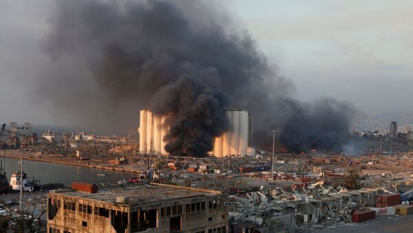 Fumaça em área da explosão registrada em Beirute, no Líbano - Sputnik Brasil