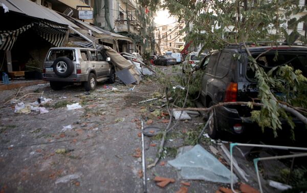 Rua do bairro Mar Mikhael, na capital libanesa, Beirute, após fortes explosões atingirem a zona portuária da cidade - Sputnik Brasil