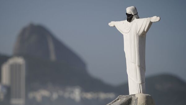 Escultura de areia retrata o Cristo Redentor na praia de Copacabana, no Rio de Janeiro, com máscara contra coronavírus - Sputnik Brasil