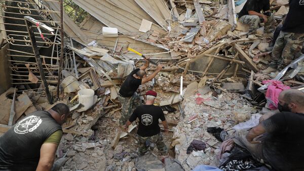 Soldados libaneses buscam sobreviventes entre os escombros em Beirute - Sputnik Brasil
