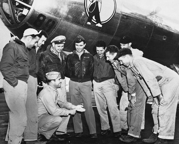 Pilotos norte-americanos envolvidos nos bombardeios das cidades japonesas de Hiroshima e Nagasaki - Sputnik Brasil
