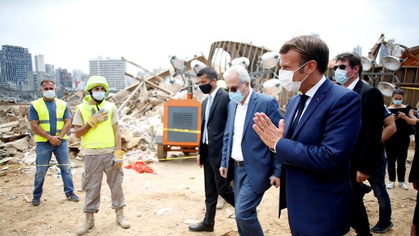 Macron visita local de explosão que atingiu porto de Beirute, no Líbano - Sputnik Brasil
