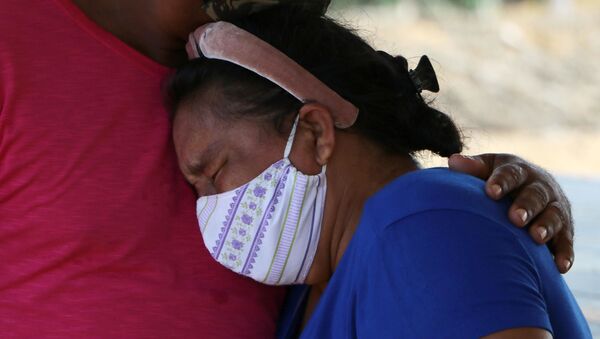 Familiar chora durante o enterro de vítima confirmada da COVID-19 em Manaus (AM) - Sputnik Brasil
