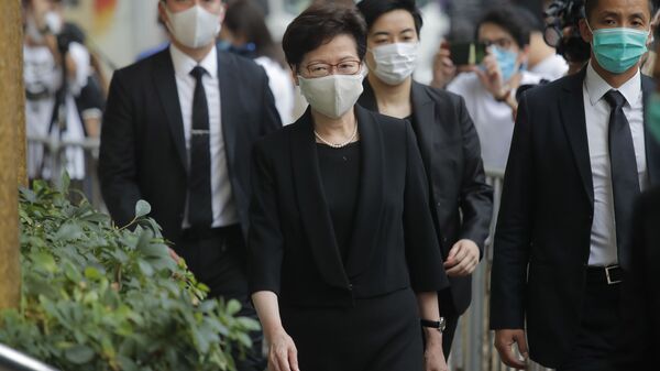 Carrie Lam, chefe do Executivo da região administrativa de Hong Kong, utilizando máscara para se proteger do coronavírus - Sputnik Brasil