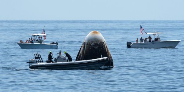 Cápsula da espaçonave Crew Dragon da SpaceX pousa no golfo do México após missão histórica no espaço Cápsula da espaçonave Crew Dragon da SpaceX pousa no golfo do México após missão histórica no espaço - Sputnik Brasil