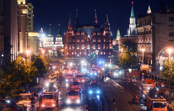 Veículos pesados trabalham durante troca de asfalto na rua Tverskaya no centro da capital russa Moscou - Sputnik Brasil