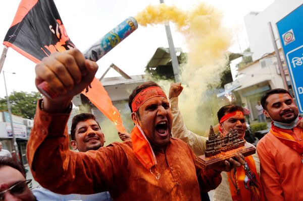 Apoiador do partido indiano no poder Bharatiya Janata Party carrega em sua mão maquete do templo Ram, em Ayodhya, Índia Apoiador do partido indiano no poder Bharatiya Janata Party carrega em sua mão maquete do templo Ram, em Ayodhya, Índia - Sputnik Brasil