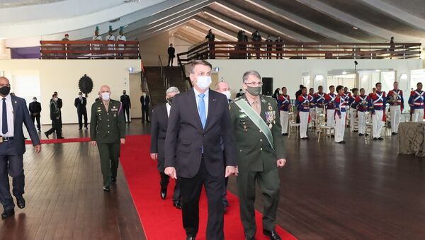 O presidente da República, Jair Bolsonaro é recebido pelo comandante do Exército, general-de-exército Edson Leal Pujol, para Solenidade de Promoção de Oficiais-Generais - Sputnik Brasil