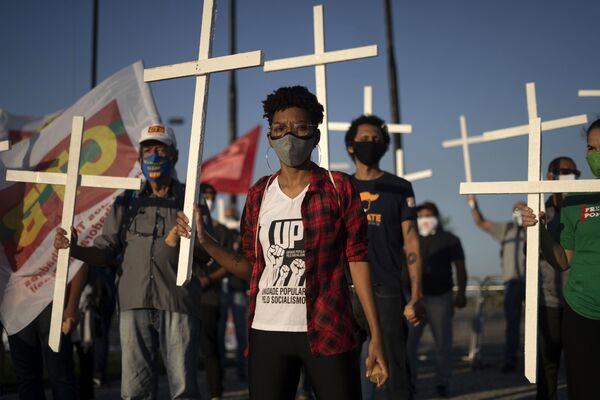 Manifestantes levam cruzes em homenagem às vítimas da COVID-19 e protesto contra a administração do presidente Jair Bolsonaro - Sputnik Brasil