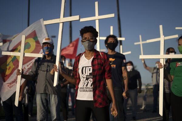 Manifestantes levam cruzes em homenagem às vítimas da COVID-19 e protesto contra a administração do presidente Jair Bolsonaro Manifestantes levam cruzes em homenagem às vítimas da COVID-19 e protesto contra a administração do presidente Jair Bolsonaro - Sputnik Brasil