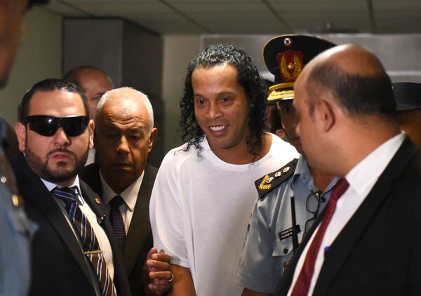 Jogador de futebol Ronaldinho Gaúcho chega ao Palácio da Justiça em Assunção, no Paraguai, para testemunhar sobre sua entrada no país de forma irregular - Sputnik Brasil