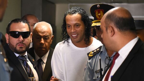 Jogador de futebol Ronaldinho Gaúcho chega ao Palácio da Justiça em Assunção, no Paraguai, para testemunhar sobre sua entrada no país de forma irregular - Sputnik Brasil