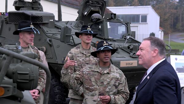 Mike Pompeo, secretário de Estado dos EUA, falando com soldados norte-americanos na Alemanha - Sputnik Brasil