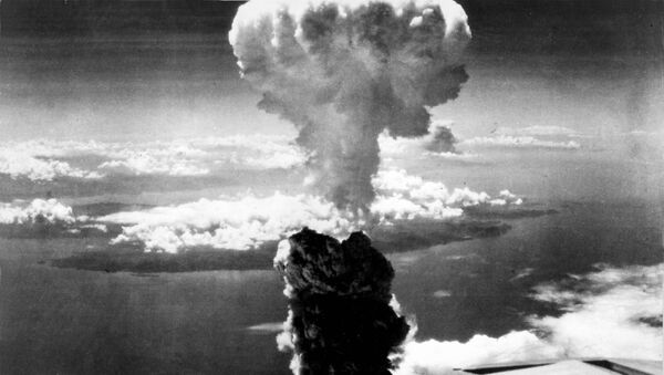 Cogumelo atômico formado pelo bombardeio norte-americano da cidade japonesa de Nagasaki, em 9 de agosto de 1945 (foto de arquivo) - Sputnik Brasil
