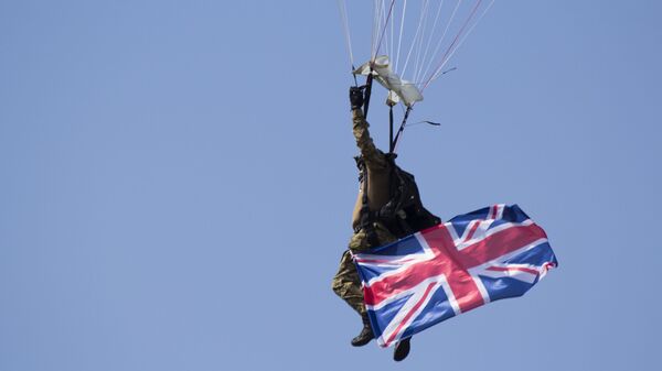 Foto de militar paraquedista do Reino Unido - Sputnik Brasil