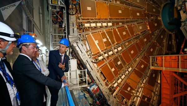 Primeiro-ministro russo, Dmitri Medvedev, observa o detector de partículas ATLAS, construído no LHC, enquanto visita a CERN em Genebra, na Suíça - Sputnik Brasil