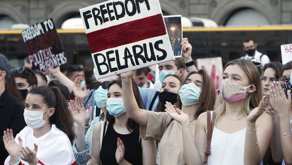 Em Varsóvia, capital polonesa, manifestantes demonstram apoio à oposição da Bielorrússia, em 10 de agosto de 2020.  - Sputnik Brasil