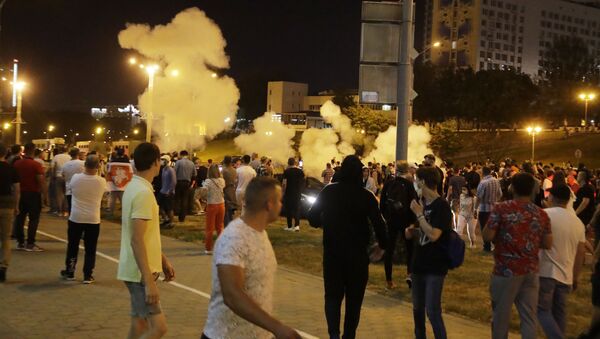 Em Minsk, na Bielorrússia, manifestantes caminham em uma rua em meio a um protesto da oposição contra a reeleição do presidente Aleksandr Lukashenko, em 9 de agosto de 2020. - Sputnik Brasil