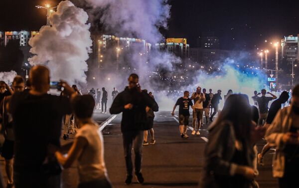 Em Minks, manifestantes caminham durante protesto contra a reeleição do presidente do país Aleksandr Lukashenko, na Bielorrússia, em 9 de agosto de 2020. - Sputnik Brasil