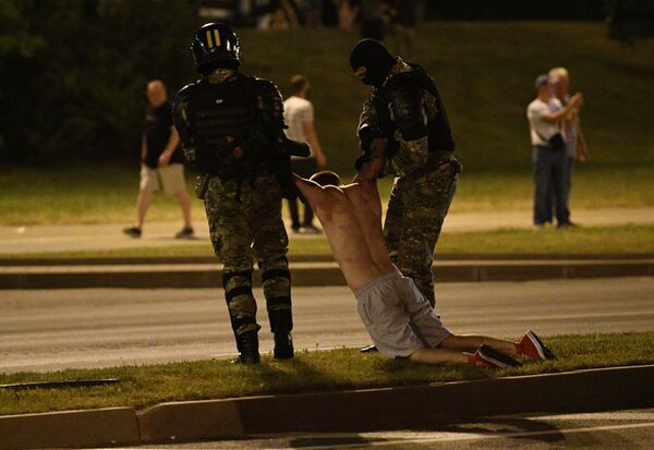 Manifestantes entram em confronto com a polícia em Brest, na Bielorrússia (VÍDEO) - Sputnik Brasil