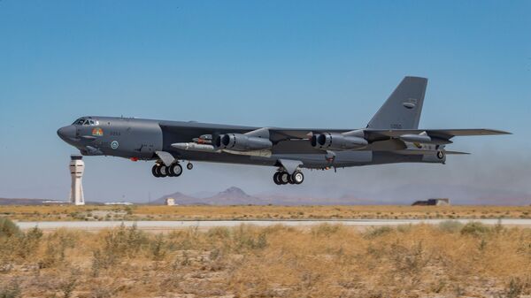 Um B-52H Stratofortress do 419º Esquadrão de Testes de Voo decola da Base Aérea de Edwards, Califórnia - Sputnik Brasil