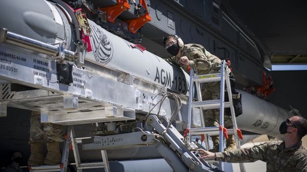 Bombardeiro B-52 dos EUA transporta míssil hipersônico em novo teste (FOTOS) - Sputnik Brasil